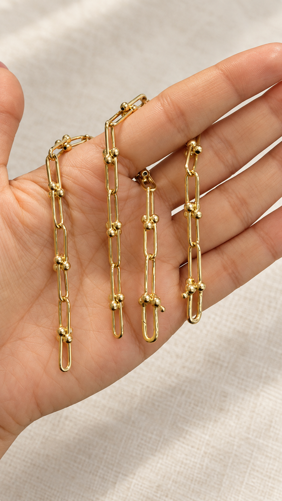 The Sphère Link Bracelet de Maison ÉLAN en oro amarillo de 10K con eslabones alargados y detalles esféricos.
------------
Pulsera de eslabones y esferas en oro amarillo de 10K, diseño The Sphère Link Bracelet de Maison ÉLAN.